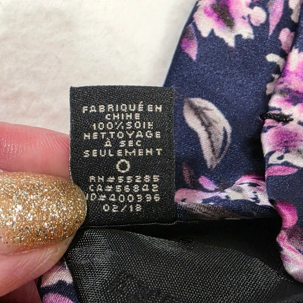 Express necktie features
